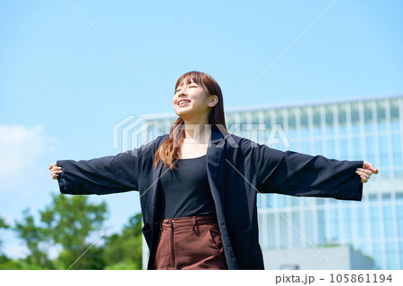 屋外でリラックスした表情を見せる若い女性 屋外でリラックスした表情を見せる若い女性 105861194