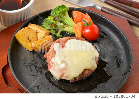 注)湯気は合成です。チーズハンバーグ。ハンバーク料理チーズ乗せ。 注)湯気は合成です。チーズハンバーグ。ハンバーク料理チーズ乗せ。 105861734