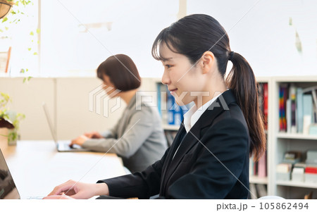 フリーアドレスのオフィスで仕事をする女性 フリーアドレスのオフィスで仕事をする女性 105862494