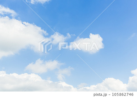夏の青空と白い雲 夏の青空と白い雲 105862746