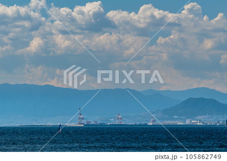 夏空と雲と海 105862749