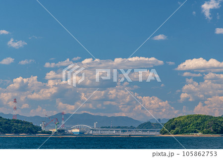 夏の青空と白い雲 105862753