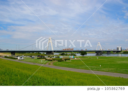 淀川河川公園太子橋地区から望む豊里大橋 淀川河川公園太子橋地区から望む豊里大橋 105862769