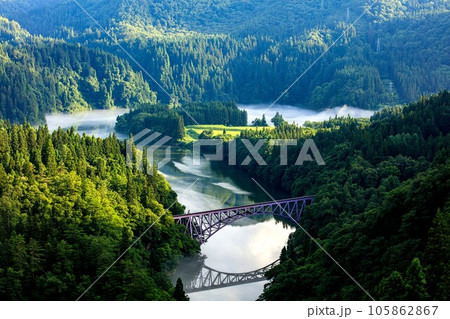 只見線　朝霧立つ夏の第一只見川橋梁(福島県三島町、7月中旬) 105862867