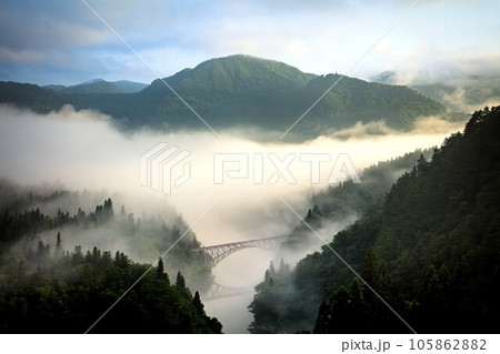 只見線　朝霧に包まれる夏の第一只見川橋梁(福島県三島町、7月下旬) 105862882