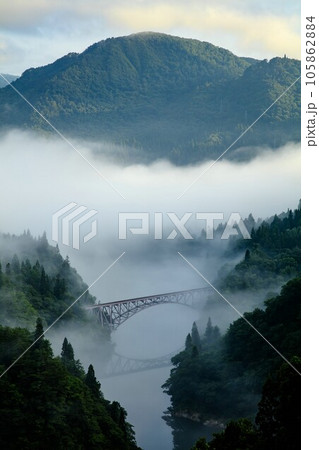 只見線　朝霧に包まれる夏の第一只見川橋梁(福島県三島町、7月下旬) 105862884