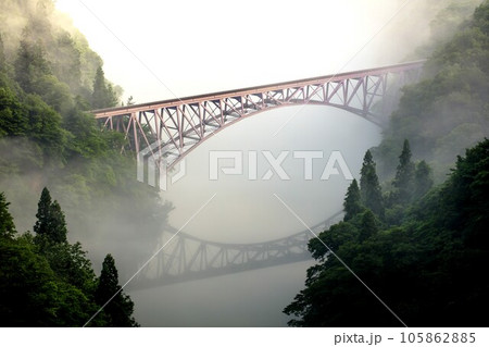 只見線 朝霧に包まれる夏の第一只見川橋梁(福島県三島町、7月下旬) 只見線 朝霧に包まれる夏の第一只見川橋梁(福島県三島町、7月下旬) 105862885