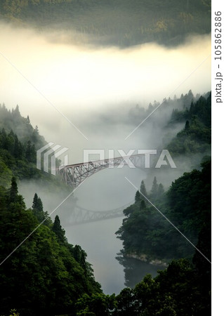 只見線　朝霧に包まれる夏の第一只見川橋梁(福島県三島町、7月下旬) 105862886