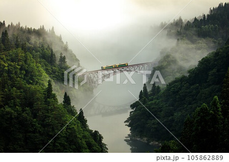 只見線　朝霧に包まれる夏の第一只見川橋梁を渡る列車キハE120形(福島県三島町、7月下旬) 105862889