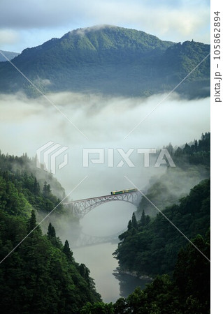 只見線 朝霧に包まれる夏の第一只見川橋梁を渡る列車キハE120形(福島県三島町、7月下旬) 只見線 朝霧に包まれる夏の第一只見川橋梁を渡る列車キハE120形(福島県三島町、7月下旬) 105862894