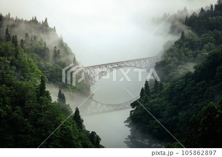 只見線　朝霧に包まれる夏の第一只見川橋梁(福島県三島町、7月下旬) 105862897