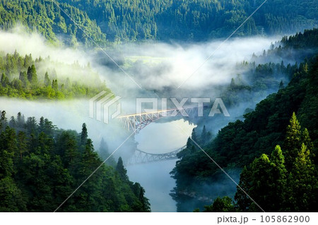 只見線　朝霧に包まれる夏の第一只見川橋梁(福島県三島町、7月下旬) 105862900