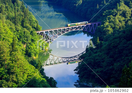 只見線　夏の第一只見川橋梁を渡る列車(福島県三島町、7月下旬早朝) 105862902