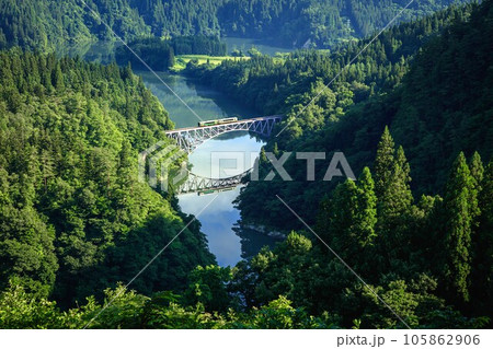 只見線 夏の第一只見川橋梁を渡る列車(福島県三島町、7月下旬早朝) 只見線 夏の第一只見川橋梁を渡る列車(福島県三島町、7月下旬早朝) 105862906