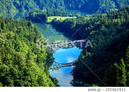 只見線 夏の第一只見川橋梁を渡る車両キハE120形(福島県三島町、7月下旬早朝) 只見線 夏の第一只見川橋梁を渡る車両キハE120形(福島県三島町、7月下旬早朝) 105862911