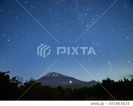 富士山と冬の星座たち 富士山と冬の星座たち 105863628