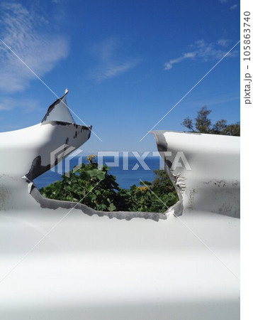 落石が破った？ガードレール（縦構図） 105863740