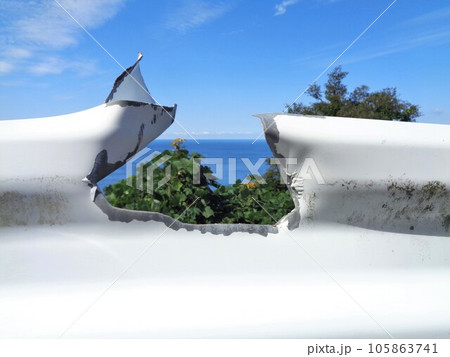 落石が破った？ガードレール（横構図） 105863741