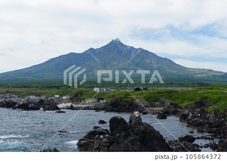 仙法志御崎海岸から見る利尻山 利尻島 北海道 仙法志御崎海岸から見る利尻山 利尻島 北海道 105864372