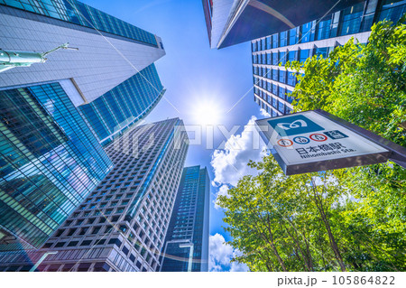 日本の東京都市景観  日本橋駅や日本橋交差点などを望む 105864822