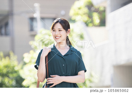 街を歩く若い女性 街を歩く若い女性 105865002