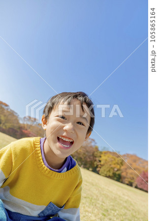 秋の公園で遊ぶ男の子 105865164