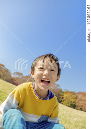 秋の公園で遊ぶ男の子 105865165