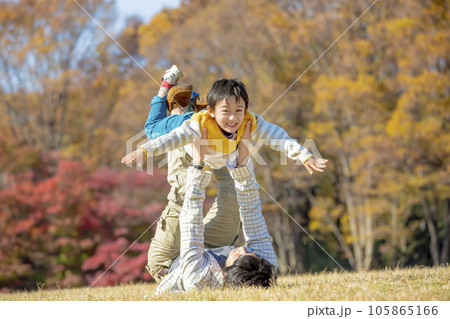 秋の公園で遊ぶ父親と息子 105865166