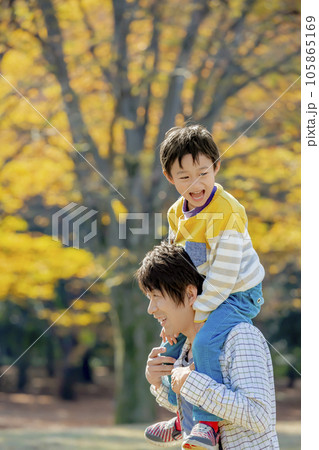 秋の公園で遊ぶ父親と息子 105865169