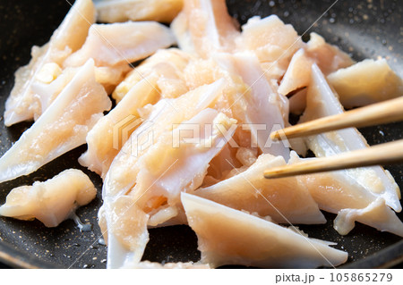 鶏軟骨(やげん軟骨)をフライパンで焼く調理シーン。 105865279