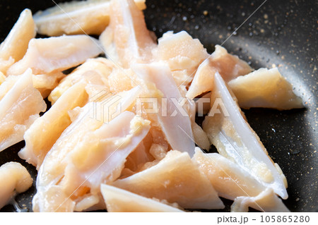 鶏軟骨(やげん軟骨)をフライパンで焼く調理シーン。 105865280