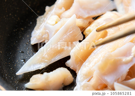 鶏軟骨(やげん軟骨)をフライパンで焼く調理シーンのアップ。 105865281