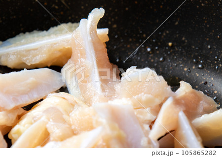 鶏軟骨(やげん軟骨)をフライパンで焼く調理シーンのアップ。 鶏軟骨(やげん軟骨)をフライパンで焼く調理シーンのアップ。 105865282