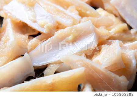 鶏軟骨(やげん軟骨)をフライパンで焼く調理シーンのアップ。 105865288