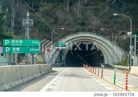 福島県　磐越自動車道の長坂トンネル付近を走行中 105865756
