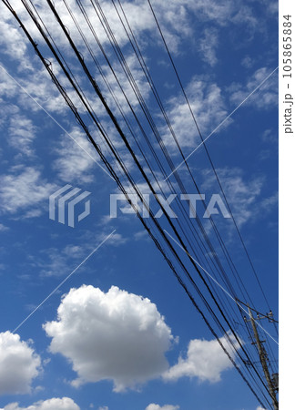 青空と白い雲と送電線 105865884