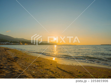夏の銭函海岸の夕日 夏の銭函海岸の夕日 105865906
