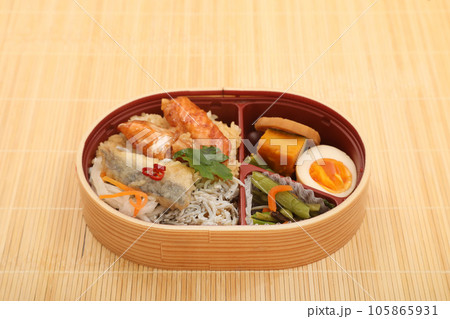 曲げわっぱに入った和風弁当 曲げわっぱに入った和風弁当 105865931