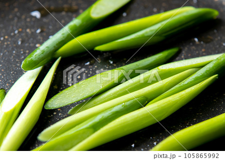 にんにくの芽(斜め切り)をフライパンで炒める調理シーン。 105865992