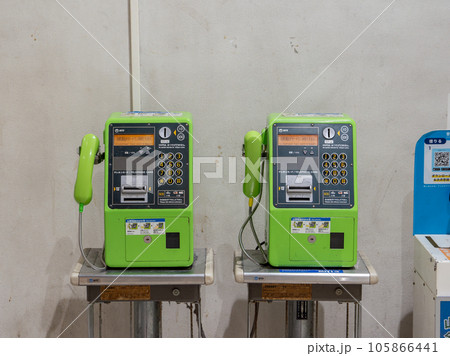 国際電話がカードで利用できる緑色の公衆電話(JR上野駅構内) 国際電話がカードで利用できる緑色の公衆電話(JR上野駅構内) 105866441