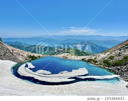 日本百名山白山御前峰の初夏の絶景、残雪の翠ヶ池 105866681
