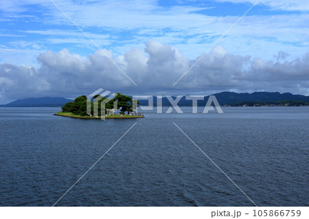 夏の空が広がる島根県松江市の宍道湖と嫁ヶ島 105866759