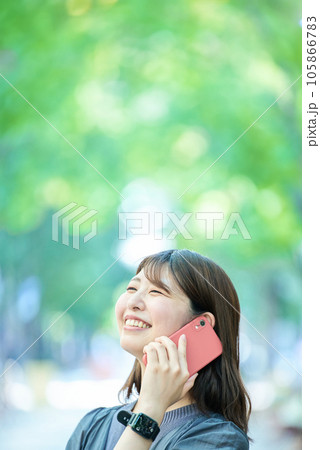 スマートフォンで通話する女性 105866783