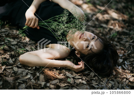 花と女性のポートレート 105866800