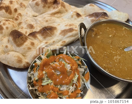 インドカレーとナンとサラダ 105867154