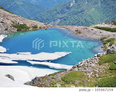 溶けゆく残雪が美しい初夏の霊峰白山の景色 105867259