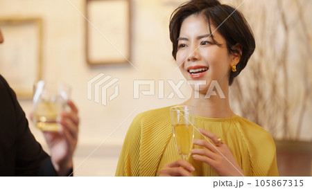 シャンパンを飲む男女 シャンパンを飲む男女 105867315