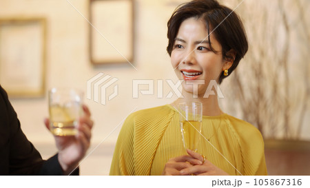 シャンパンを飲む男女 シャンパンを飲む男女 105867316
