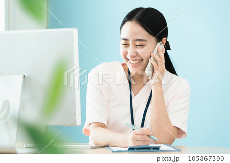 遠隔医療スタッフの女性 105867390