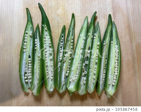 縦に半分に切ったオクラ 断面が美しい夏野菜 縦に半分に切ったオクラ 断面が美しい夏野菜 105867458